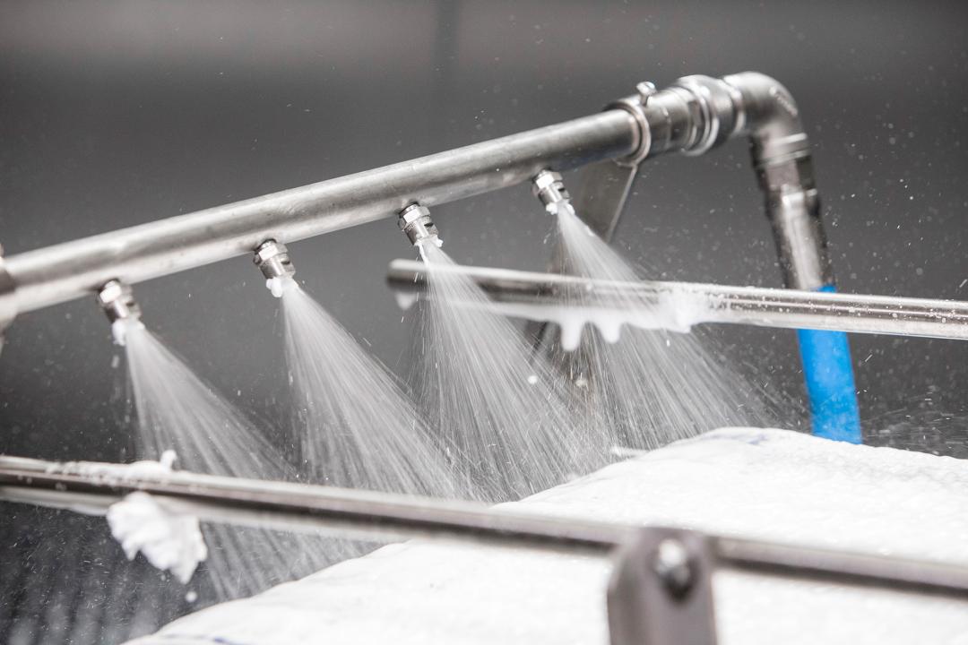 Limpeza das esteiras transportadoras Limpeza das esteiras transportadoras