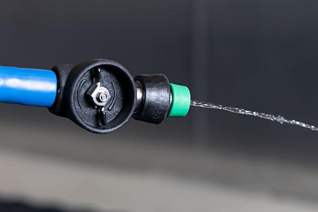 Sem pressão de enxágüe ou com pressão muito baixa Sem pressão de enxágüe ou com pressão muito baixa